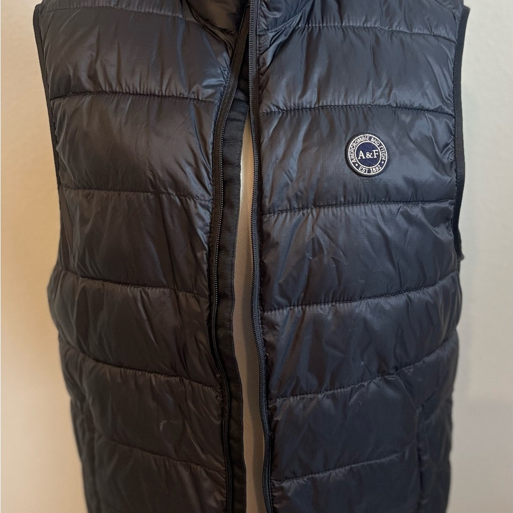 Abercrombie & Fitch Black and Blue Puffer Vest